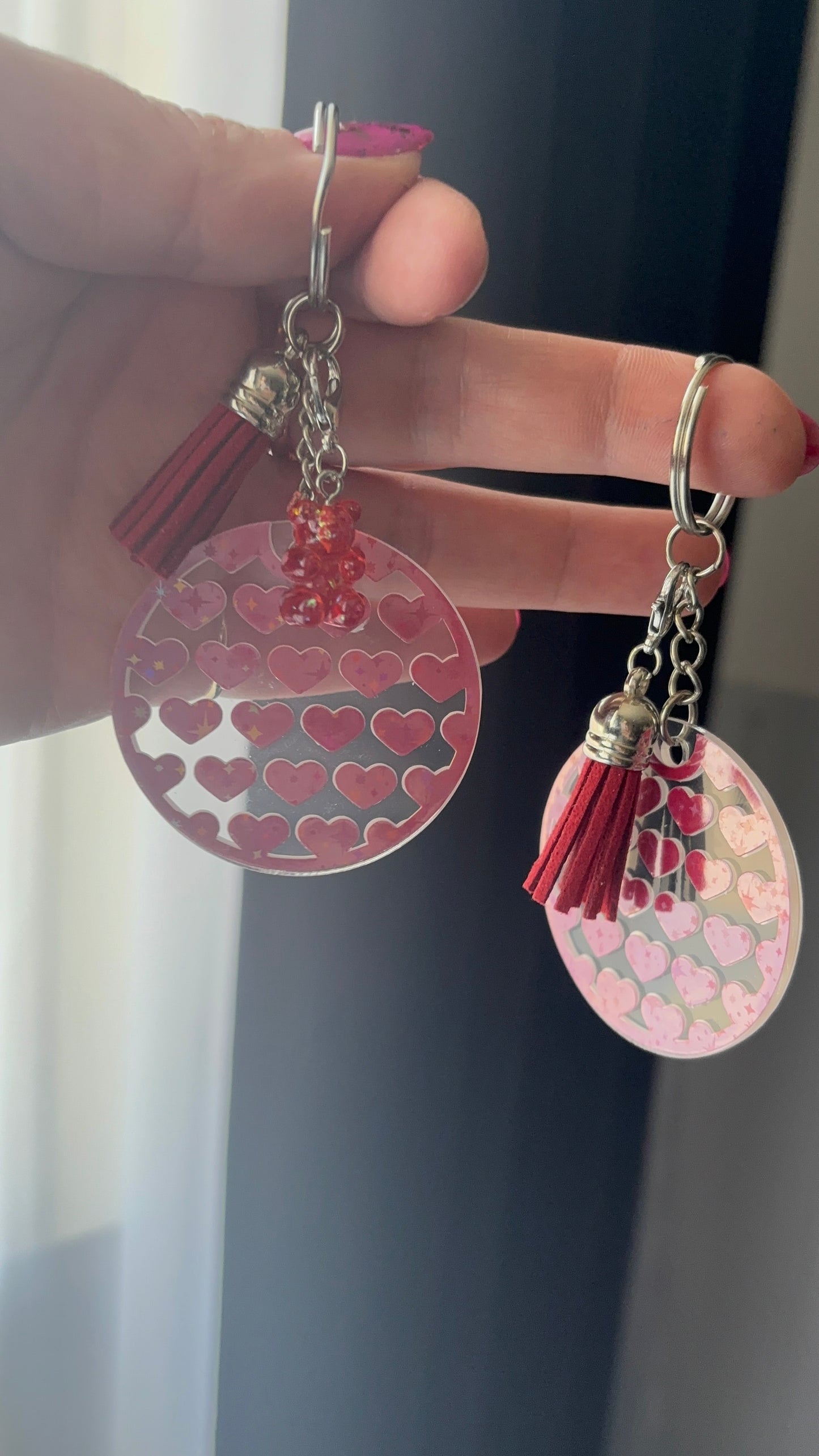 “Ronde sleutelhanger met hartjes – stijlvolle en liefdevolle accessoire, perfect als cadeau voor een geliefde of vriend(in). Gemaakt van hoogwaardig materiaal met een subtiel hartjesdesign.”
