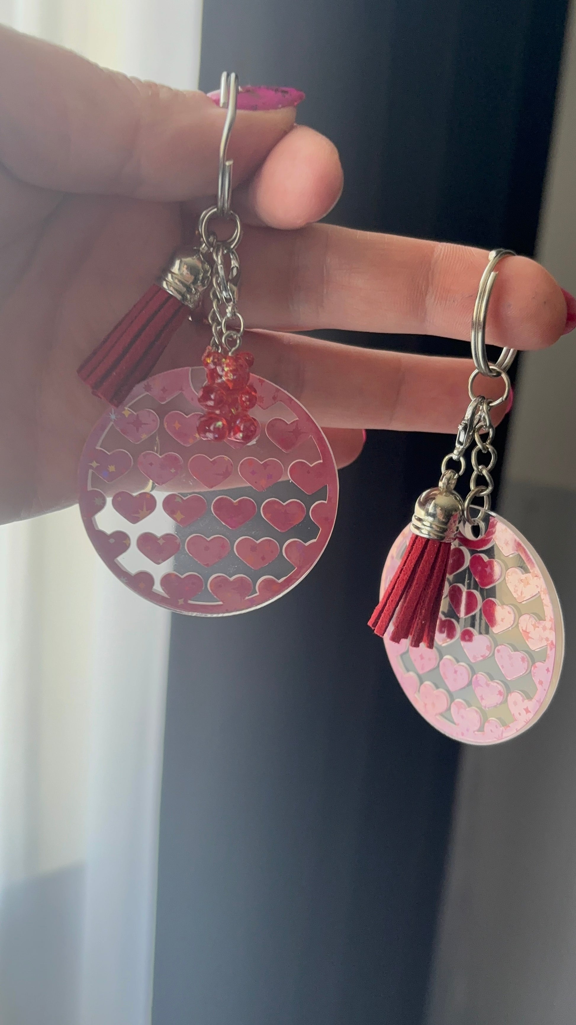 “Ronde sleutelhanger met hartjes – stijlvolle en liefdevolle accessoire, perfect als cadeau voor een geliefde of vriend(in). Gemaakt van hoogwaardig materiaal met een subtiel hartjesdesign.”