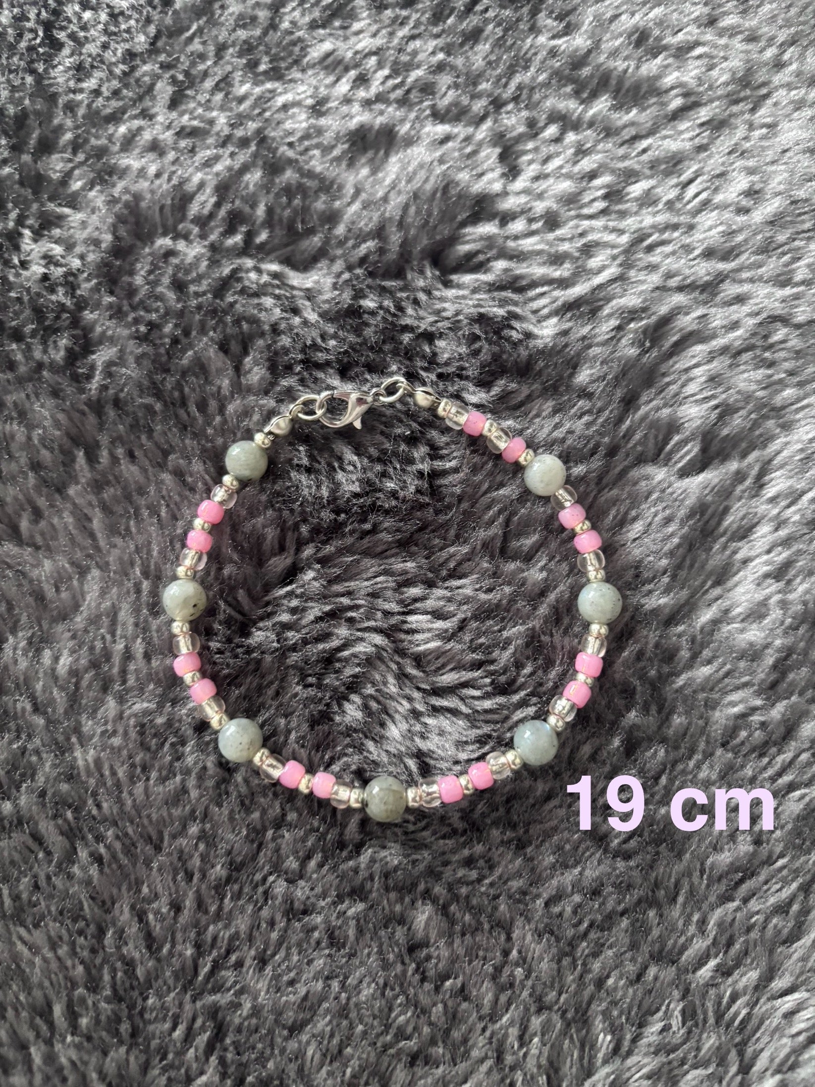 Handgemaakte armband van 19 cm met roze, zilverkleurige en grijze kralen, voorzien van een stevige sluiting