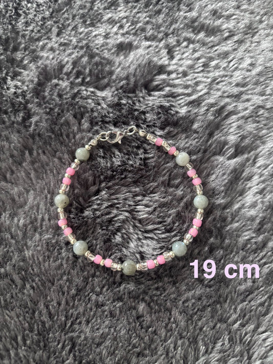 Handgemaakte armband van 19 cm met roze, zilverkleurige en grijze kralen, voorzien van een stevige sluiting