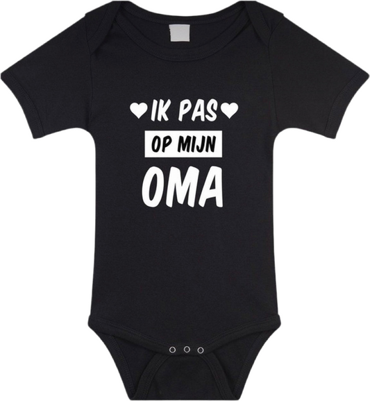 Zwarte babyromper met witte tekst “Ik pas op mijn oma” en hartjes