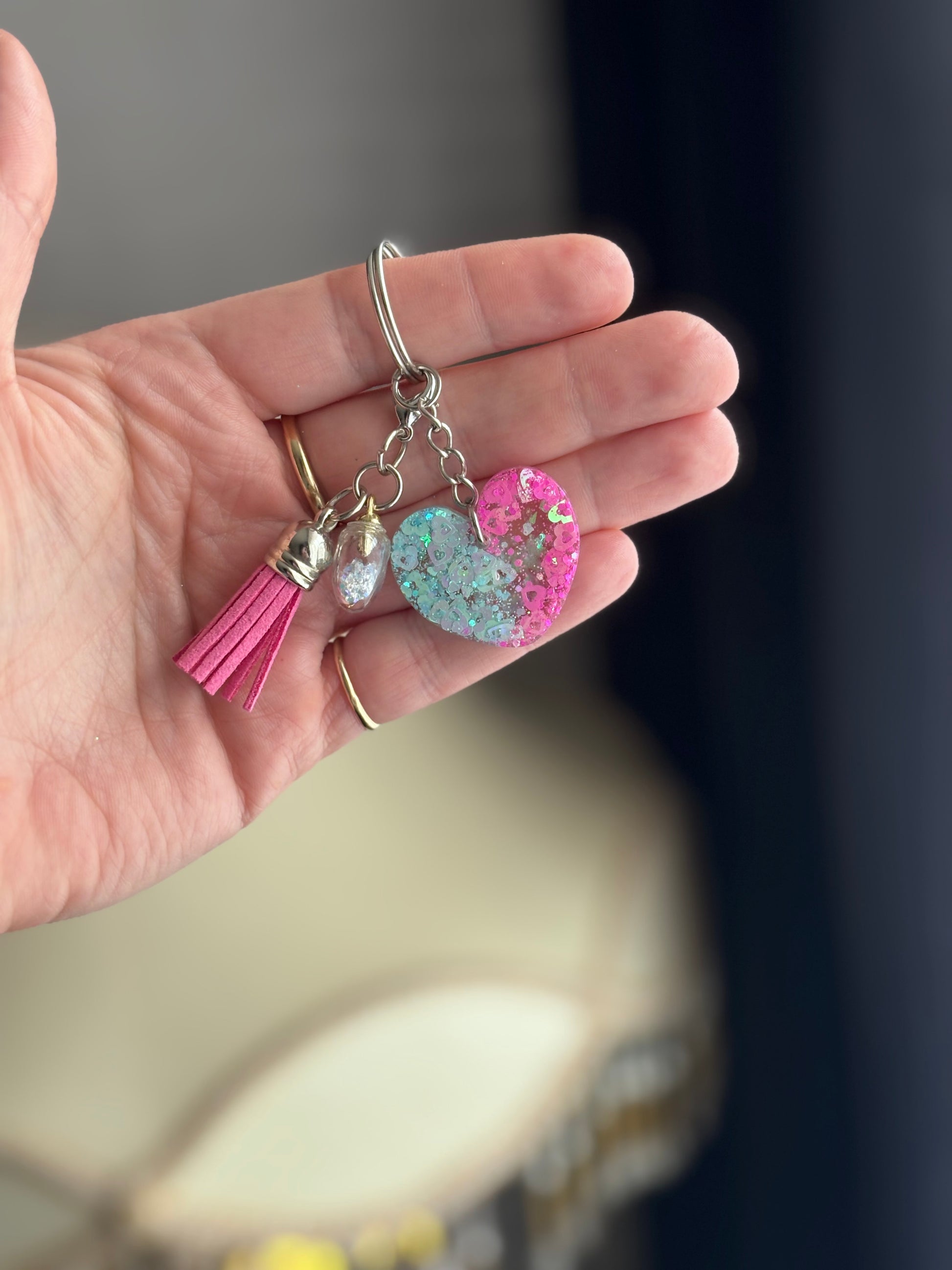 “Hart sleutelhanger in liefdevol ontwerp – een stijlvol en praktisch accessoire, perfect als cadeau voor een geliefde of speciale gelegenheid.”