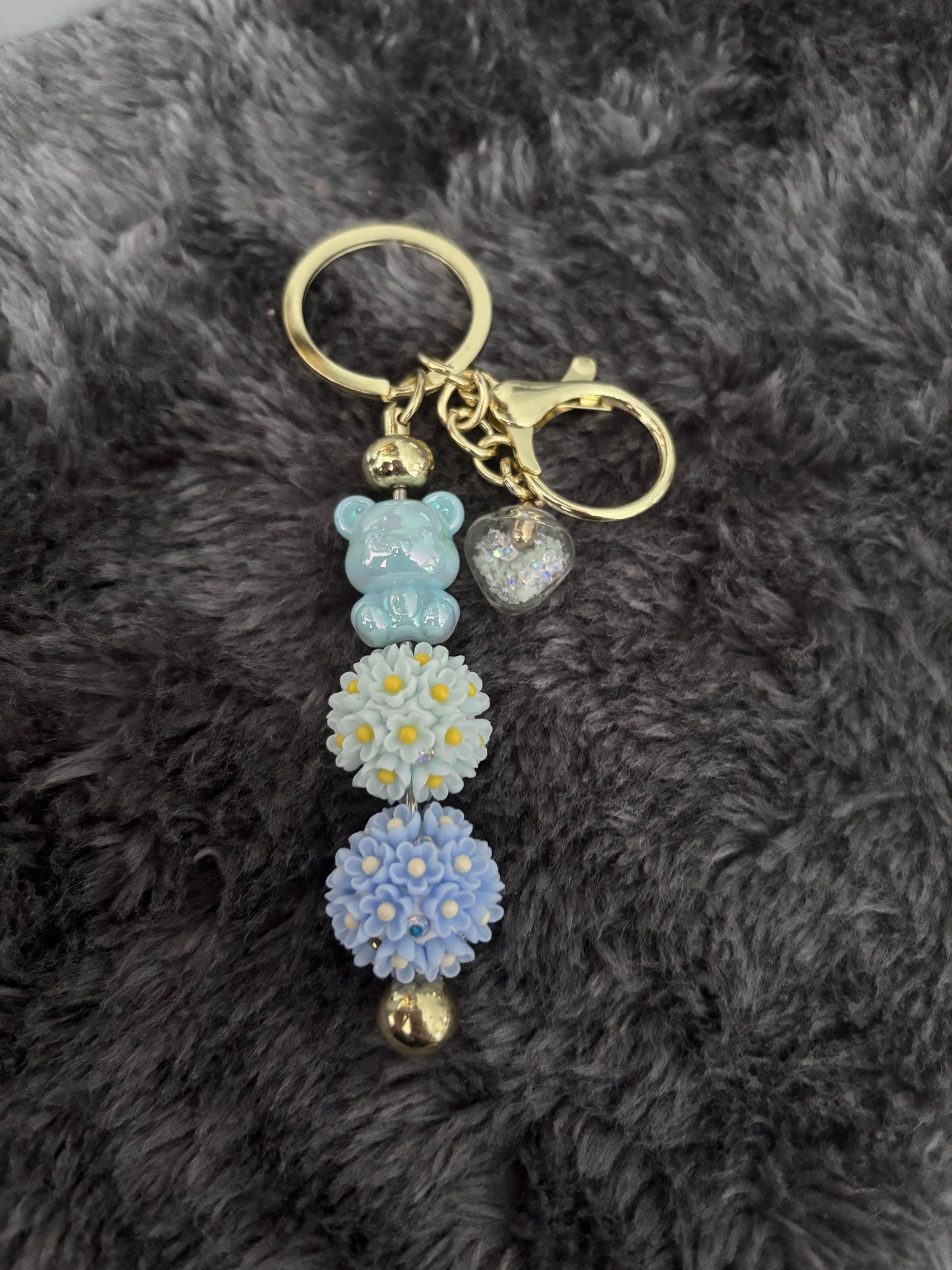 Handgemaakte sleutelhanger met pastel blauw beertje en bloemen van Bellacreatie - ideaal als cadeautje of tasaccessoire