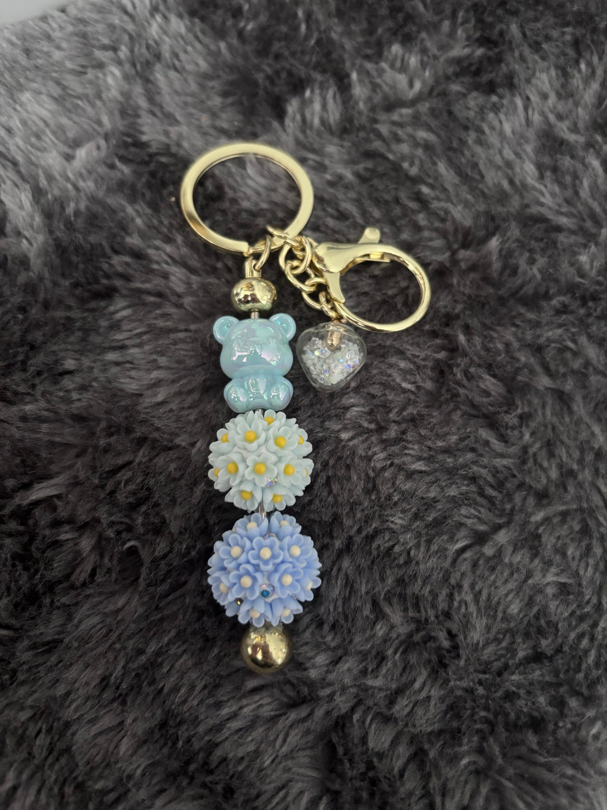 Handgemaakte sleutelhanger met pastel blauw beertje en bloemen van Bellacreatie - ideaal als cadeautje of tasaccessoire