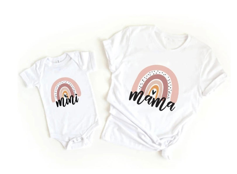 Witte mam en mini matching set met regenboogprint