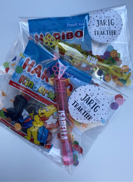 Traktatie met Haribo snoep, gepersonaliseerde bellenblaas en confetti – verjaardagszakje voor kinderen
