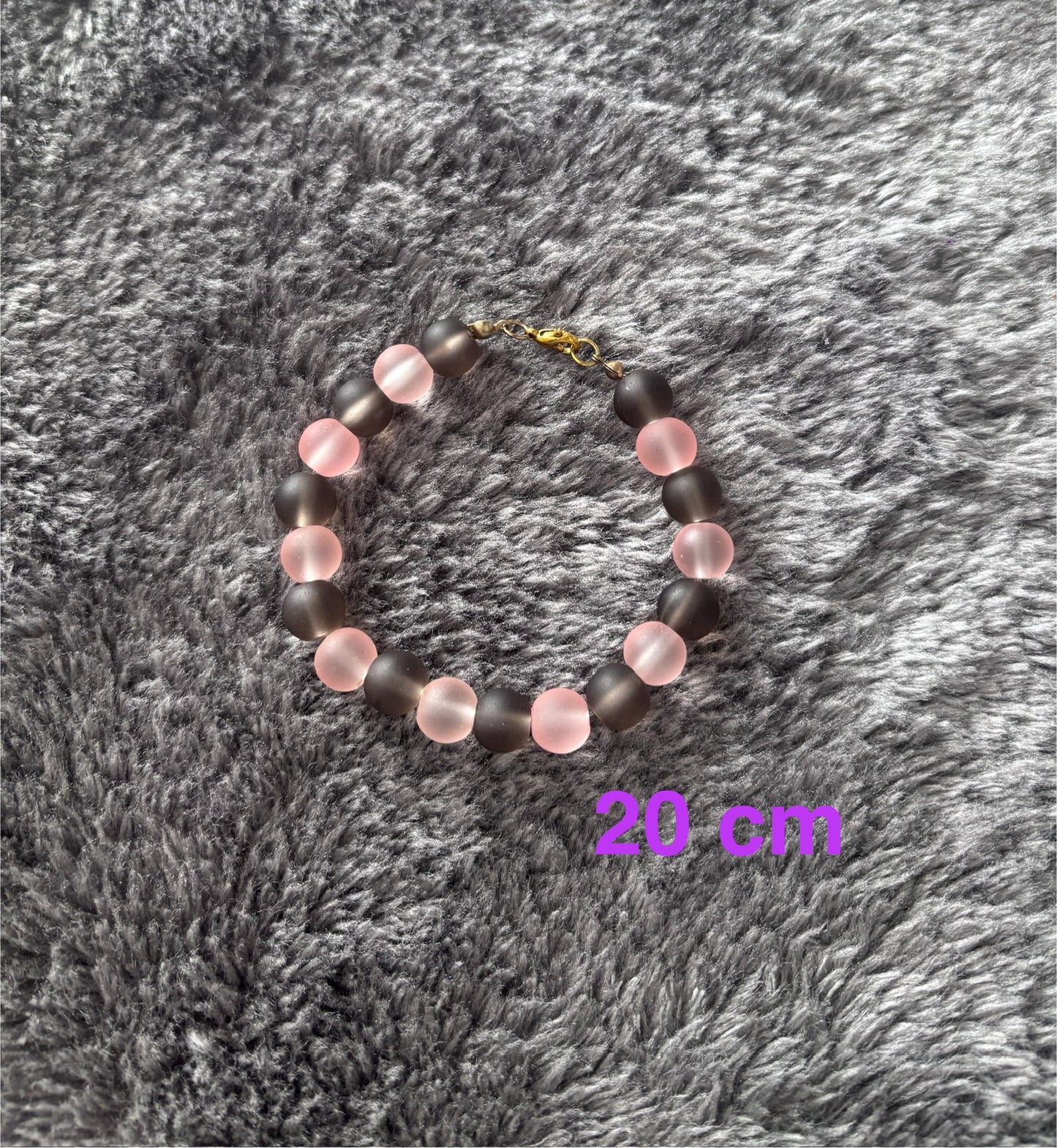 Handgemaakte armband van 20 cm met mat bruine en roze kralen, afgewerkt met goudkleurig sluiting