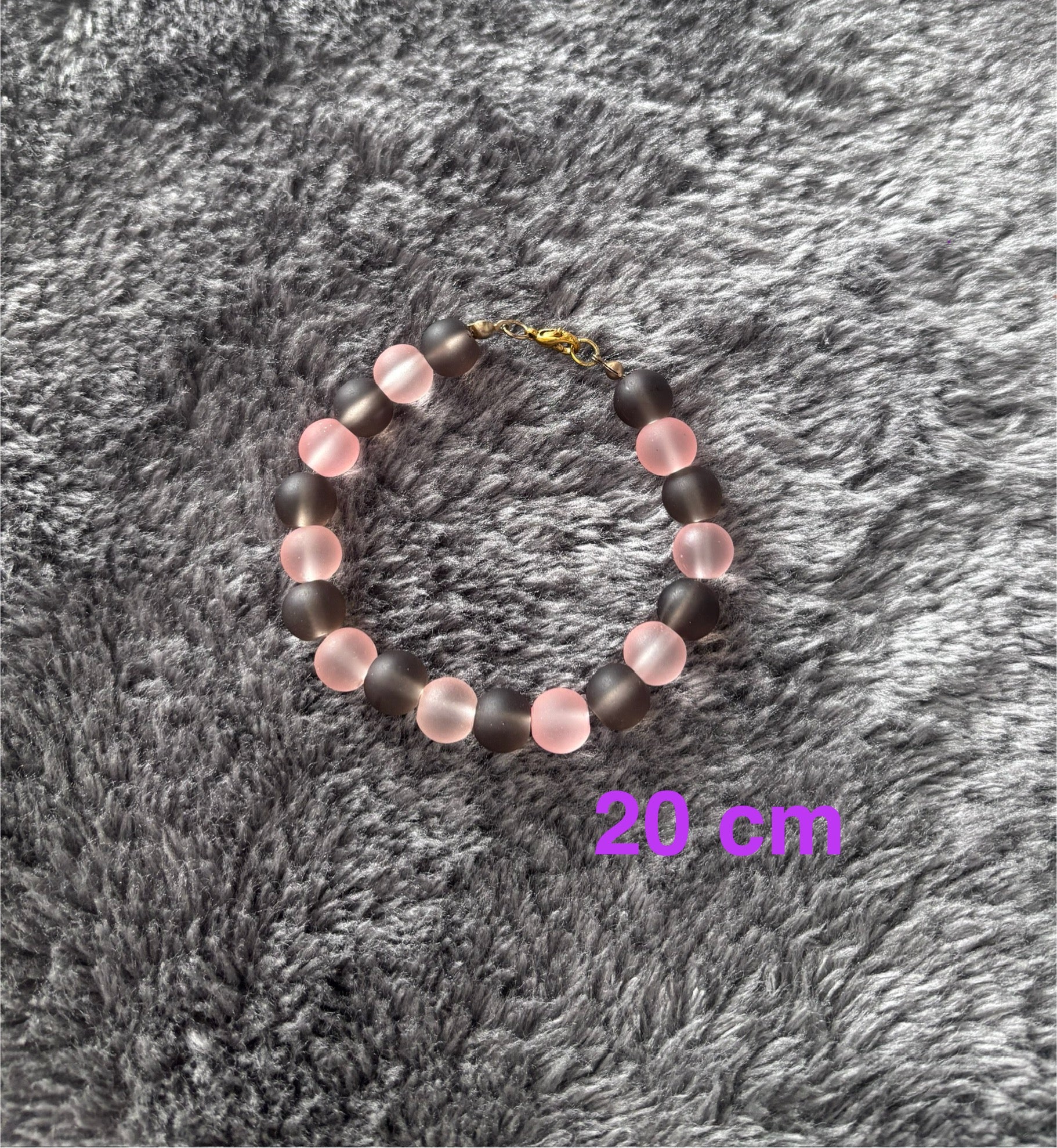 Handgemaakte armband van 20 cm met mat bruine en roze kralen, afgewerkt met goudkleurig sluiting