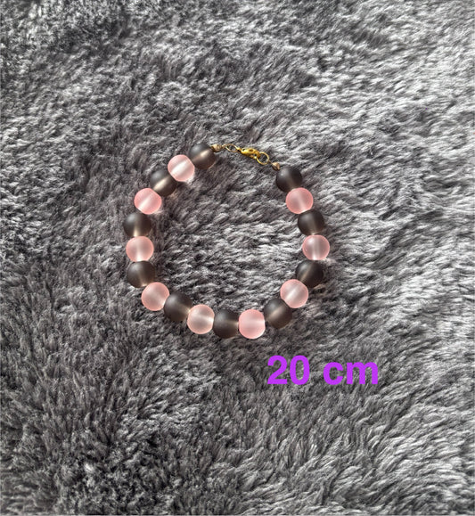 Handgemaakte armband van 20 cm met mat bruine en roze kralen, afgewerkt met goudkleurig sluiting