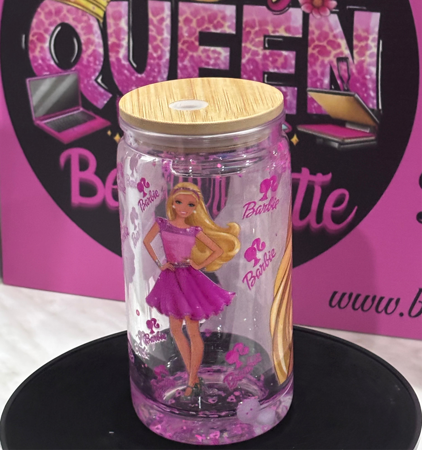 Roze glitter tumbler met Barbie-afbeeldingen, houten deksel en herbruikbaar rietje.