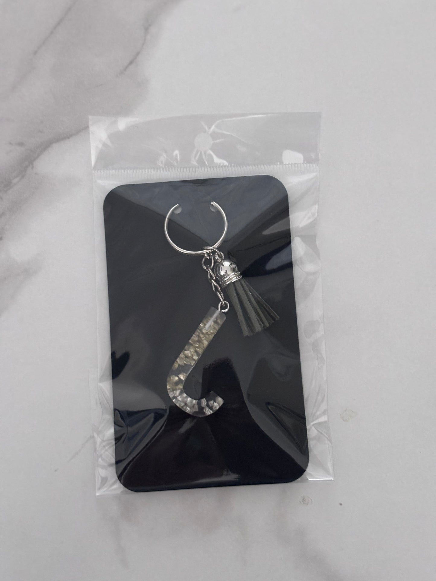 Handgemaakt Epoxy Sleutelhanger met Letter en Bedel
