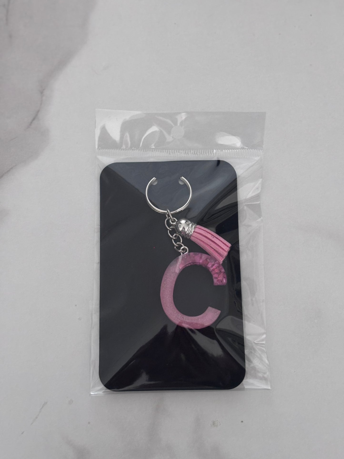 Handgemaakt Epoxy Sleutelhanger met Letter en Bedel