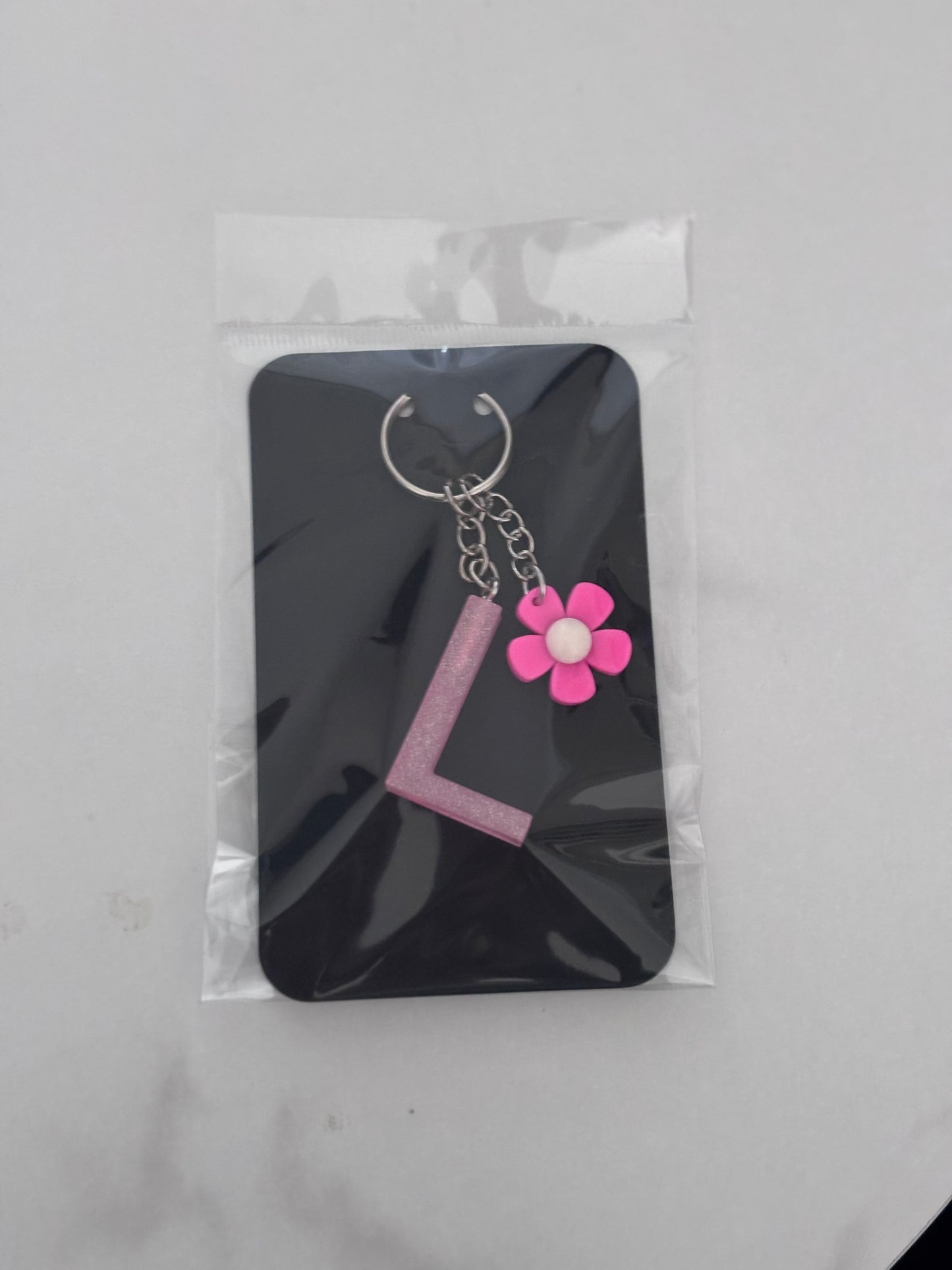 Handgemaakt Epoxy Sleutelhanger met Letter en Bedel