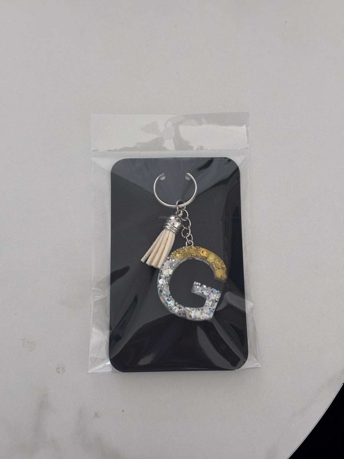 Handgemaakt Epoxy Sleutelhanger met Letter en Bedel