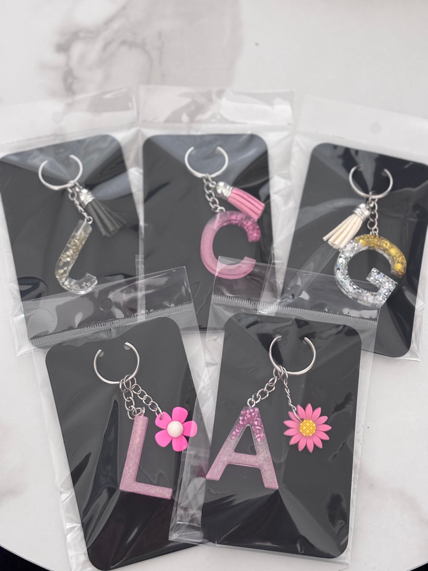Handgemaakt Epoxy Sleutelhanger met Letter en Bedel