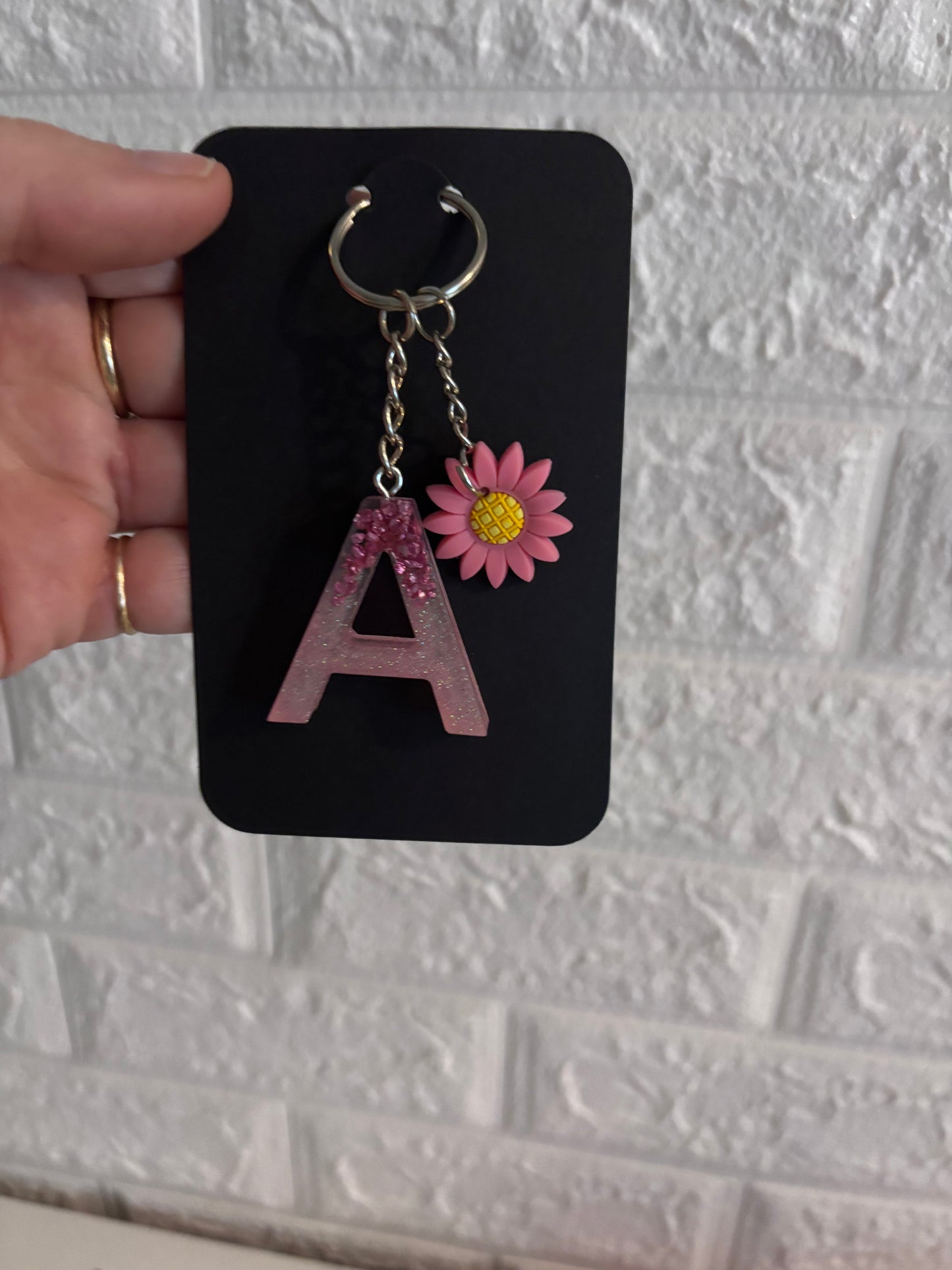 Handgemaakt Epoxy Sleutelhanger met Letter en Bedel