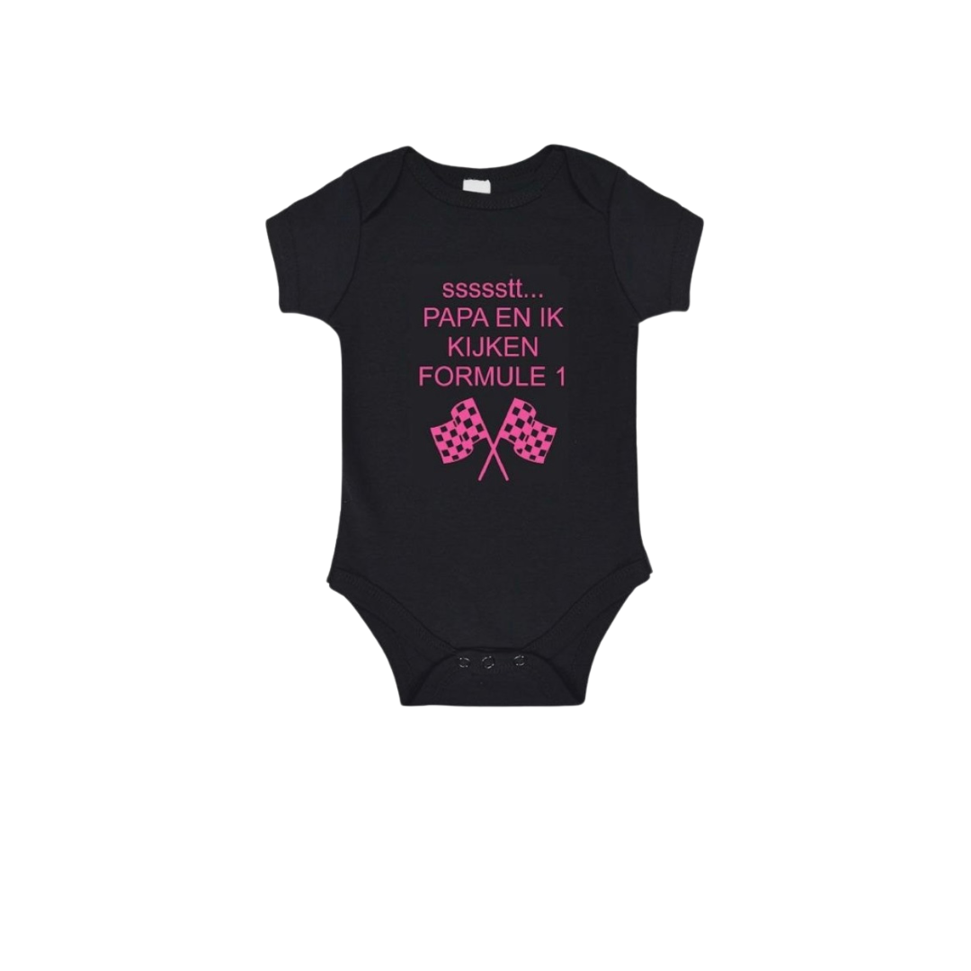 Zwarte baby romper met roze tekst “sssssht… papa en ik kijken Formule 1” en twee roze finishvlaggen.
