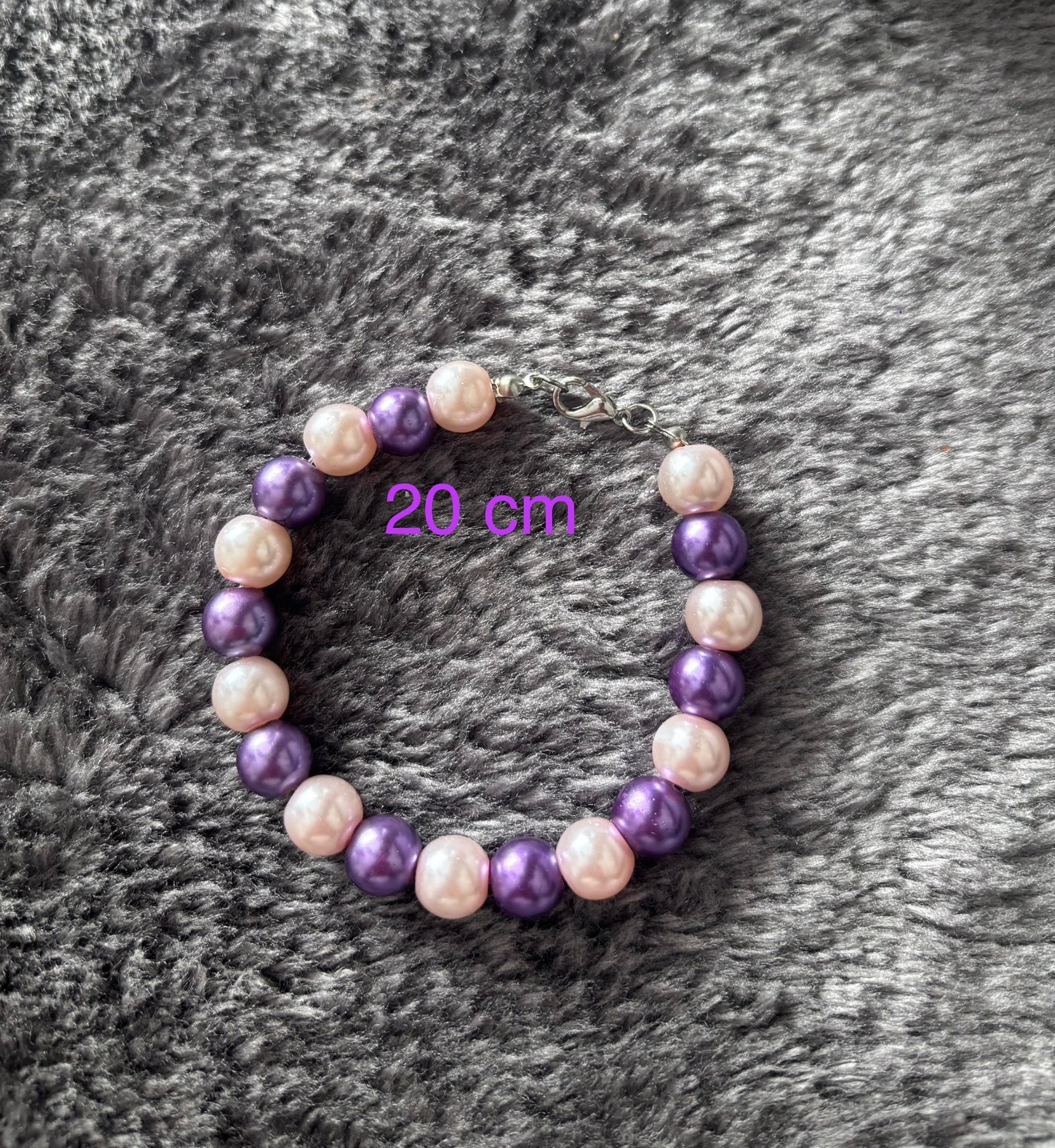 Handgemaakte armband van paarse en parel roze glas kralen, 20 cm lang.