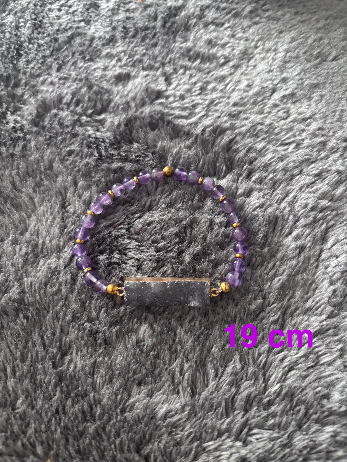 Handgemaakte amethist kralen armband van 19 cm met gouden accenten en een ruwe grijze edelsteen