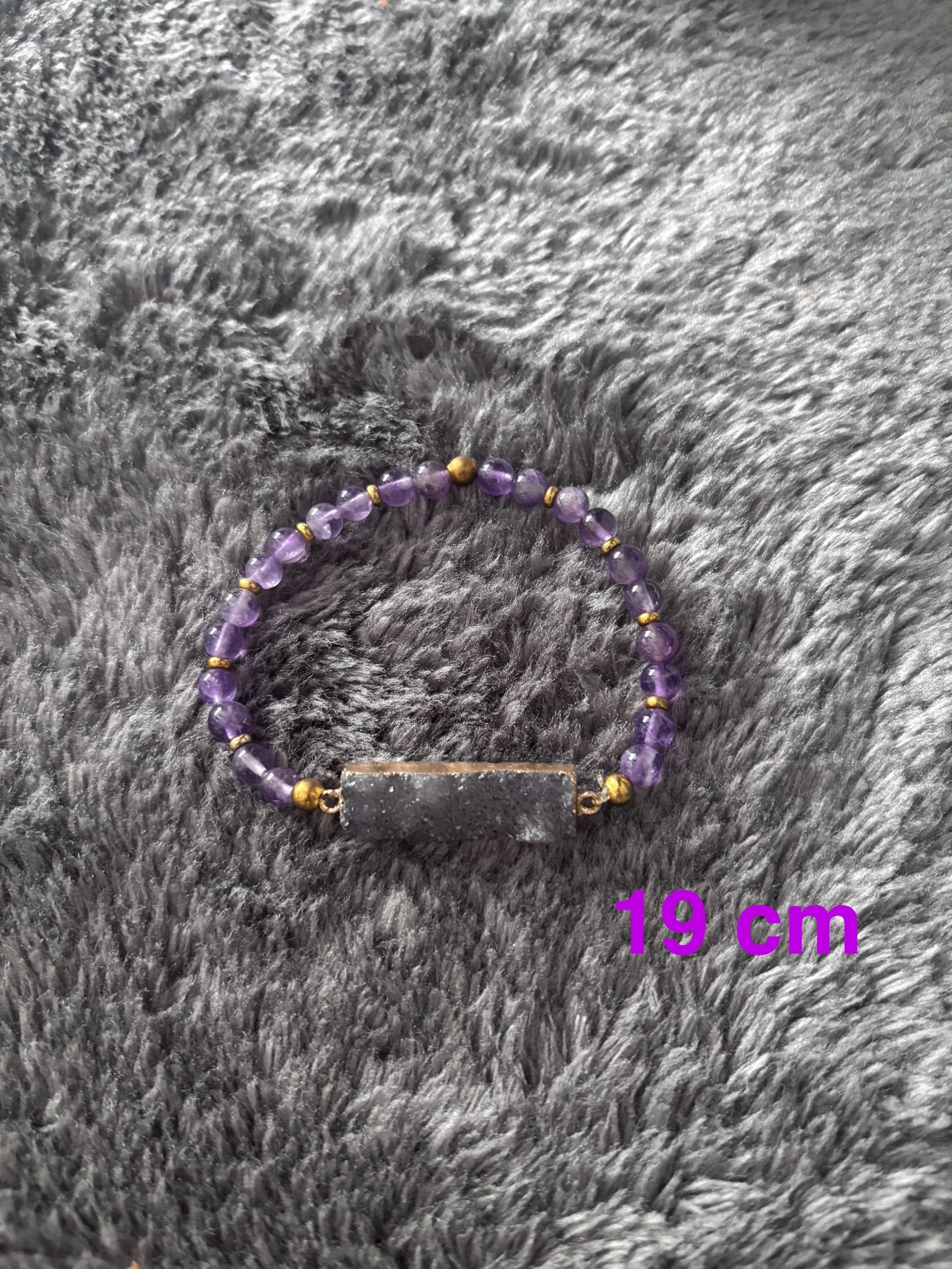 Handgemaakte amethist kralen armband van 19 cm met gouden accenten en een ruwe grijze edelsteen