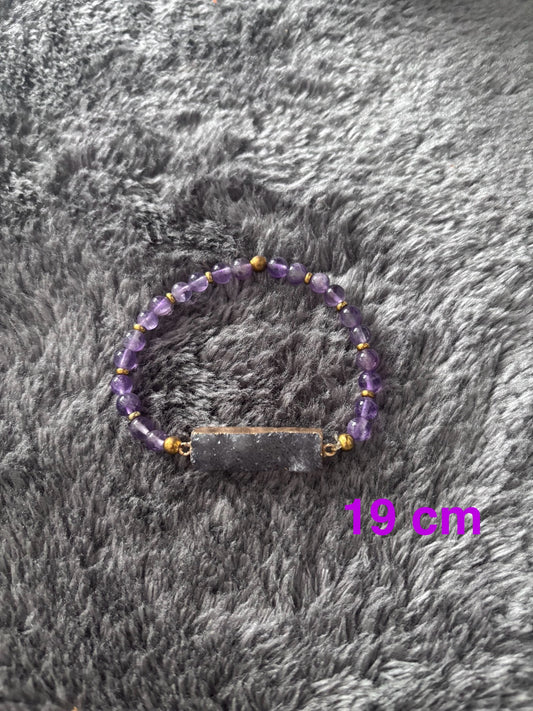 Handgemaakte amethist kralen armband van 19 cm met gouden accenten en een ruwe grijze edelsteen