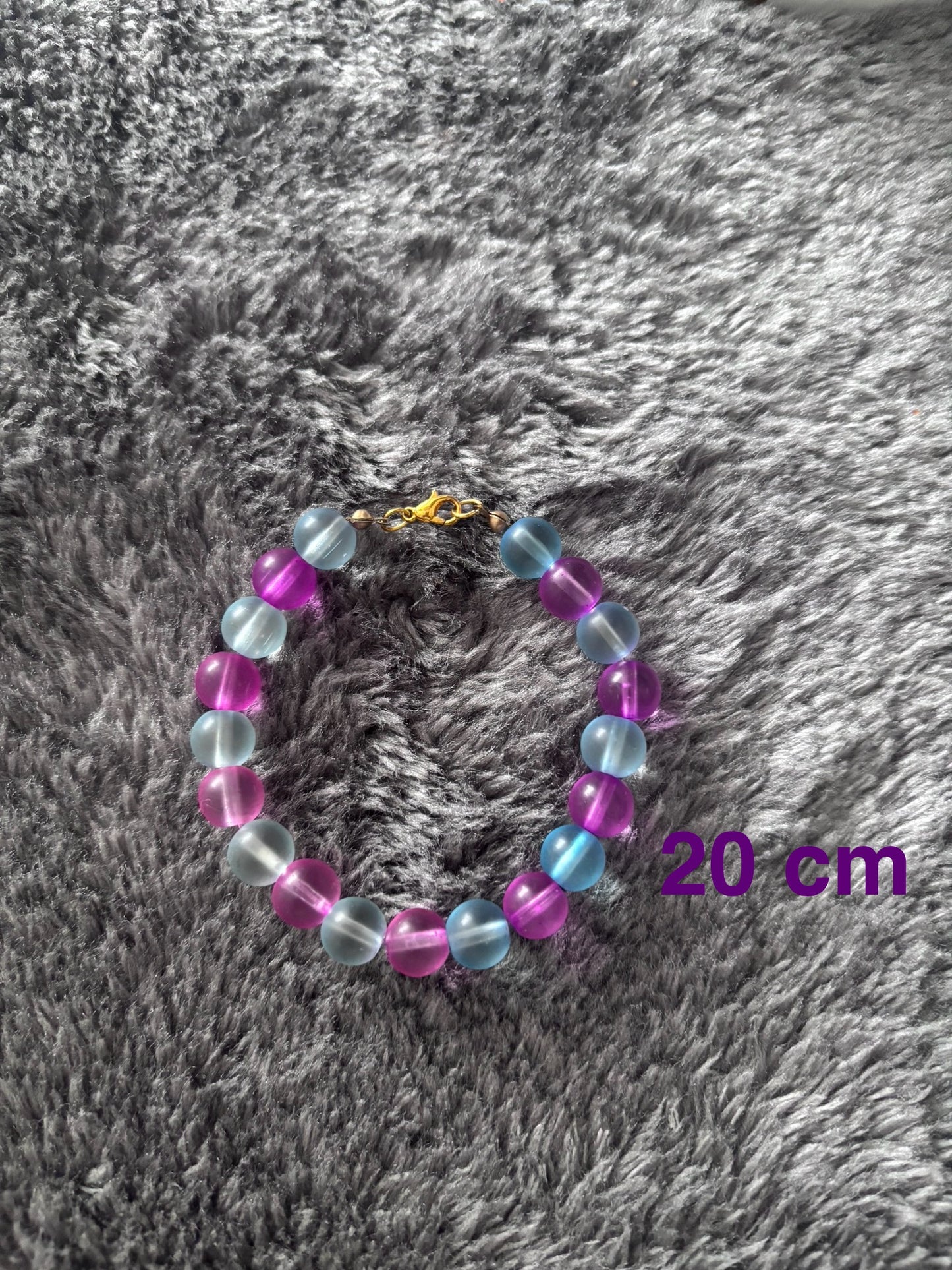 Handgemaakte armband van 20 cm met paarse en blauwe glas kralen en goudkleurige sluiting