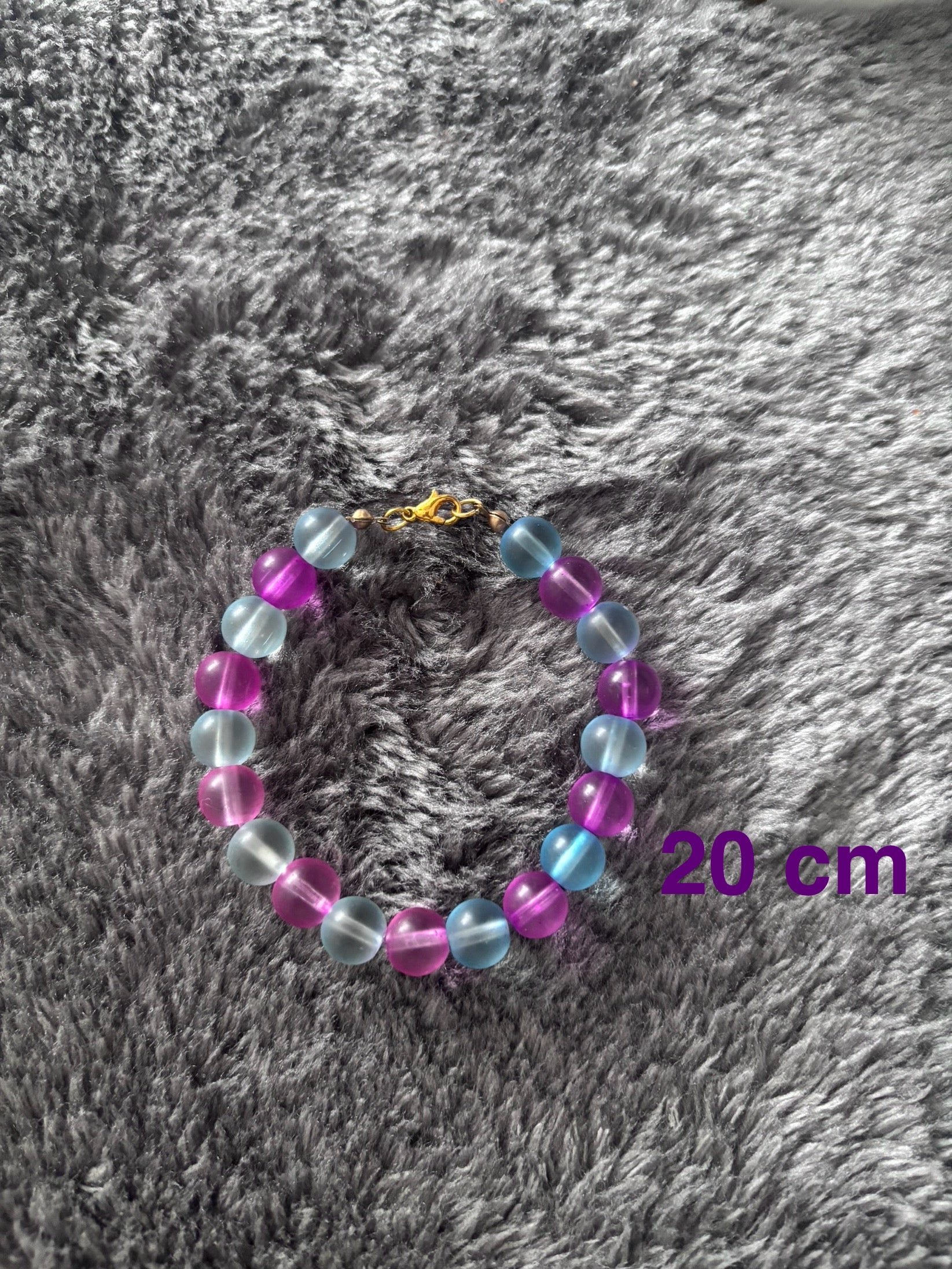 Handgemaakte armband van 20 cm met paarse en blauwe glas kralen en goudkleurige sluiting