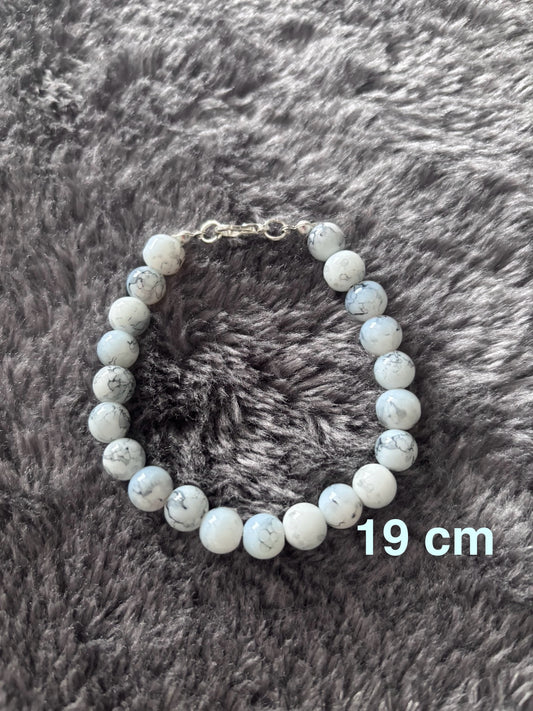 Handgemaakte armband van witte glas kralen met grijs marmer-effect, 19 cm lang.